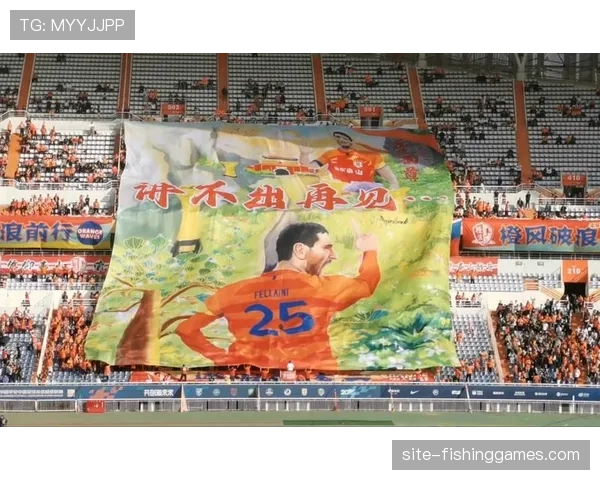 场边花絮：看台球迷打出巨型TIFO，致敬球队经典4-4-2“双塔”时代